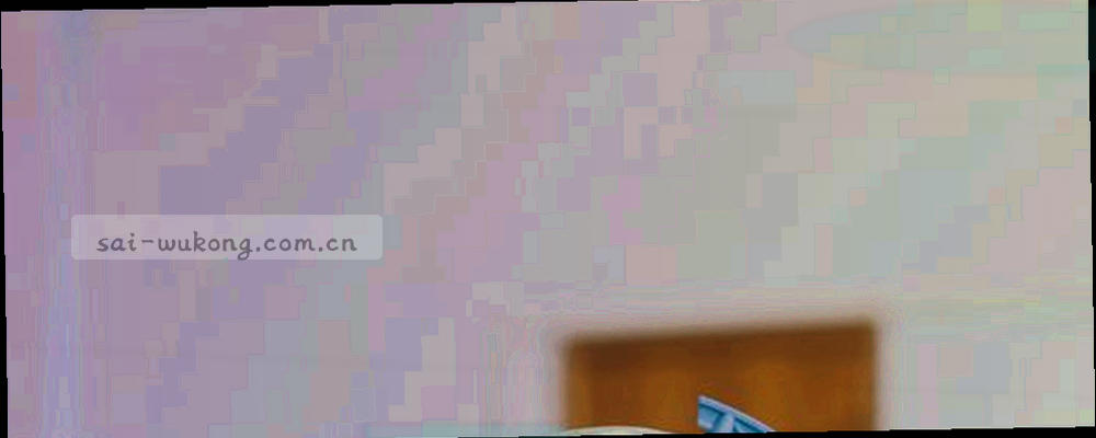 盾牌轮廓与数据流线条交织的隐私保护抽象视觉，红色与金色线条构成防护屏障
